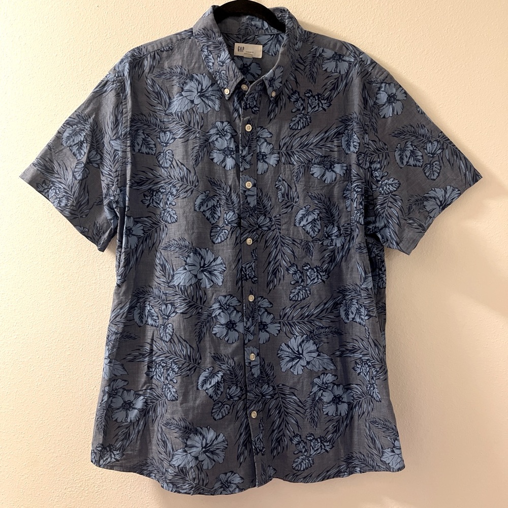 GAP Men’s Hawaiian Floral Short-Sleeve Button-Up Shirt